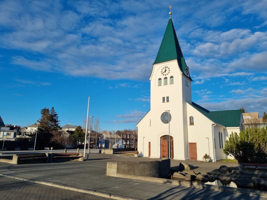 Hafnarfjarðarkirkja á fallegum vordegi.